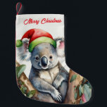 Petite Chaussette De Noël Joyeux Noël Koala assis à Gumtree<br><div class="desc">Un koala australien portant un chapeau santa assis dans un arbre à tambours. Ce koala furry est originaire d'Australie,  ils sont facilement reconnaissables par leur corps stout,  sans queue et grande tête avec des oreilles rondes et moelleuses et un nez gros en forme de cuillère.</div>