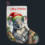 Petite Chaussette De Noël Joyeux Noël Koala assis à Gumtree<br><div class="desc">Un koala australien portant un chapeau santa assis dans un arbre à tambours. Ce koala furry est originaire d'Australie,  ils sont facilement reconnaissables par leur corps stout,  sans queue et grande tête avec des oreilles rondes et moelleuses et un nez gros en forme de cuillère.</div>