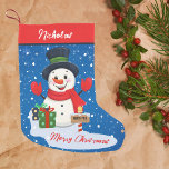Petite Chaussette De Noël Joyeux Noël Mignonne Bon Snowman Avec Neige<br><div class="desc">Festive Snowman Noël Stocking Apportez la magie d'un merveilleux pays d'hiver dans votre maison avec cette adorable réserve de Noël! Avec un bonhomme de neige joyeux entouré de cadeaux, un décor enneigé et "Joyeux Noël" en bas, c’est la façon parfaite de célébrer la saison. Personnalisez avec le nom du bénéficiaire...</div>