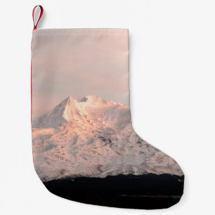 PETITE CHAUSSETTE DE NOËL LA MONTAGNE COUVERTE DE NEIGE PENDANT LA JOURNÉE3