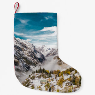 PETITE CHAUSSETTE DE NOËL LA NEIGE COUVERT LA MONTAGNE PENDANT LA JOURNÉE