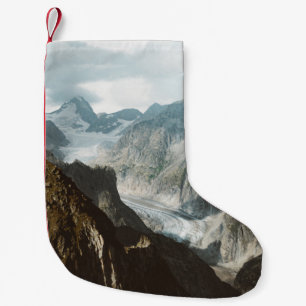 PETITE CHAUSSETTE DE NOËL LA NEIGE COUVERT LES MONTAGNES PENDANT LA JOURNÉE