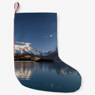 PETITE CHAUSSETTE DE NOËL LA NEIGE COUVERTE MONTAGNE EN PHOTOGRAPHIE RÉFLÉCH