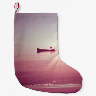 Petite Chaussette De Noël La silhouette du pêcheur avec bateau dans la mer v