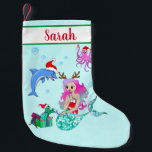 Petite Chaussette De Noël La Sirène de Noël ouvre les cadeaux<br><div class="desc">Une douce sirène ouvre quelques cadeaux avec ses meilleurs amis,  la tortue de mer,  la pieuvre et le dauphin. Vous pouvez changer le nom facilement.</div>