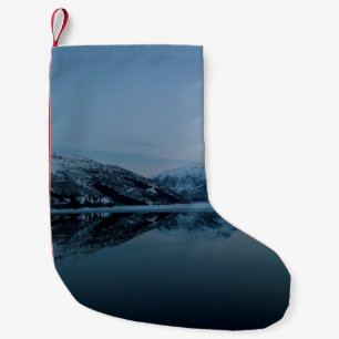 PETITE CHAUSSETTE DE NOËL LAC ENTOURÉ DE MONTAGNES