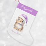 Petite Chaussette De Noël Lapin en Père Noël violet Casquette Personnalisé<br><div class="desc">Boutique de lapin de Noël Père Noël personnalisée, parfait pour vos petits en cette période de vacances. Cet adorable bas présente un mignon petit lapin portant un casquette Père Noël violet recouvert de neige. Le stockage peut être personnalisé avec le nom de votre enfant. Accrochez-le sur votre manteau ou dans...</div>
