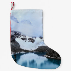 PETITE CHAUSSETTE DE NOËL LE LAC PRÈS DE LA MONTAGNE DE NEIGE COUVERTE PEND