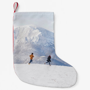 Petite Chaussette De Noël Les gens s'amusent et courent dans les montagnes 