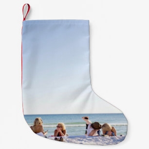 Petite Chaussette De Noël Les gens sur le sable blanc au bord de la plage