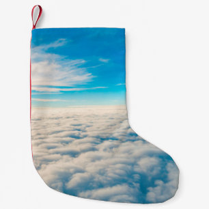 Petite Chaussette De Noël Lever du soleil au-dessus des nuages depuis la fen