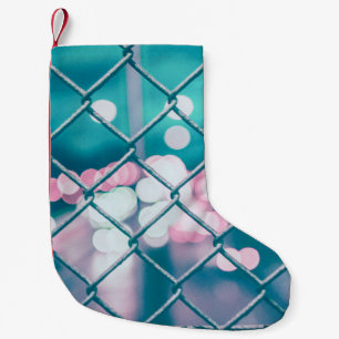 PETITE CHAUSSETTE DE NOËL LIAISON DE CHAÎNE FENÊTRE AVEC LUMIÈRES DE BOKEH