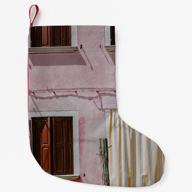 PETITE CHAUSSETTE DE NOËL MAISON EN BÉTON ROSE AVEC TROIS FENÊTRES ET UNE PO (Devant)