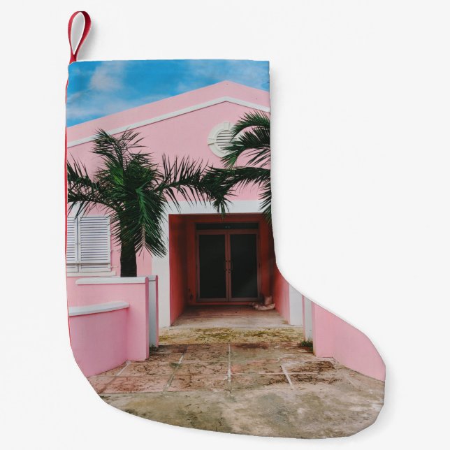 Petite Chaussette De Noël Maison en béton rose et blanc près des arbres vert (Devant)