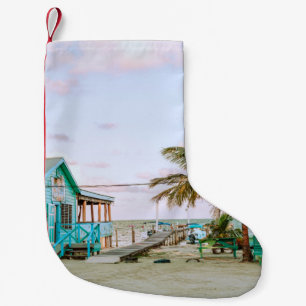 PETITE CHAUSSETTE DE NOËL MAISON EN BOIS BLEU PRÈS DU CORPS D'EAU