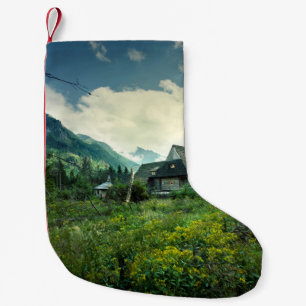 Petite Chaussette De Noël Maison en bois, paysage de montagne.