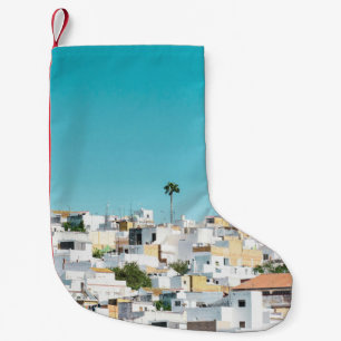 Petite Chaussette De Noël Maisons en béton blanc et brun sous ciel bleu dans