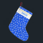 Petite Chaussette De Noël Menorah Star de David Hanoukka PERSONNALISER IT<br><div class="desc">Customisez ce bas avec un nom ou un autre texte. Montrez votre amour pour les vacances. Main tirée par moi ! Consultez ma boutique pour trouver d'autres articles assortis comme du papier d'emballage,  des coussins,  des serviettes et de l'emballage cadeau aussi!</div>