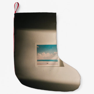 Petite Chaussette De Noël Mer sous ciel nuageux en photo du matin