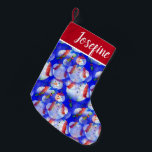 Petite Chaussette De Noël Monogramme Snowman<br><div class="desc">Mignonne bonhomme blanc avec casquette rouge et foulard et cravate arc bleu sur un arrière - plan bleu. monogramme facultatif</div>