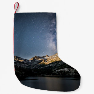 Petite Chaussette De Noël MONTAGNE Brown ET NOIRE SOUS LE CIEL NUAGE GRIS
