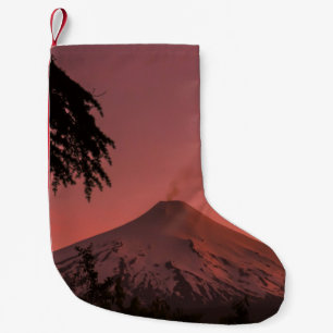 PETITE CHAUSSETTE DE NOËL MONTAGNE COUVERTE DE NEIGE PENDANT L'HEURE D'OR