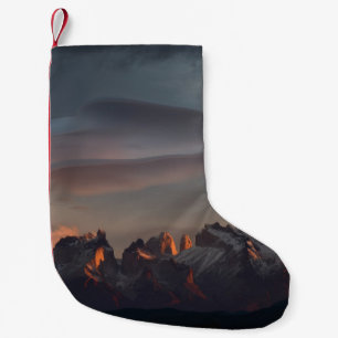 PETITE CHAUSSETTE DE NOËL MONTAGNE ROCHEUSE SOUS NUAGES GRIS