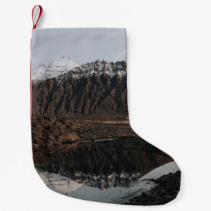 Petite Chaussette De Noël MONTAGNES Brown ET BLANCHES PRÈS DU LAC EN JOURN