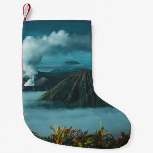 PETITE CHAUSSETTE DE NOËL MONTAGNES VERTES ENTOURÉES DE NUAGES BLANCS