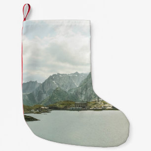 PETITE CHAUSSETTE DE NOËL MONTAGNES VERTES ET BROWN PRÈS DU CORPS D'EAU SOUS
