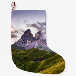 PETITE CHAUSSETTE DE NOËL MONTAGNES VERTES ET GRIS SOUS DES NUAGES BLANCS PE
