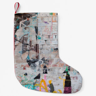 Petite Chaussette De Noël Mur en brique patiné exposé avec poteau de rue d