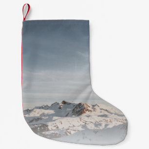 PETITE CHAUSSETTE DE NOËL NEIGE DE LA MONTAGNE CAPPÉE EN JOURNÉE