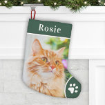 Petite Chaussette De Noël Nom du monogramme photo de animal vert personnalis<br><div class="desc">Le stockage de Noël offre un design personnalisé simple à deux côtés pour votre chien ou chat avec un monogramme personnalisé en blanc sur vert foncé (peut être modifié) avec un grand espace photo. Inclure la même photo sur les deux côtés ou deux photos différentes.</div>