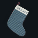 Petite Chaussette De Noël Nom personnalisé Classic Bleu Retro Glen Plaid<br><div class="desc">Ce design classique en plaid bleu, associé à un texte personnalisé audacieux, apporte une touche intemporelle et élégante à tout décor festif. La salle de motif est sobre, dans les tons bleus doux, et offre une esthétique de vacances minimaliste mais traditionnelle, parfaite pour créer une atmosphère cosy et accueillante. Idéal...</div>