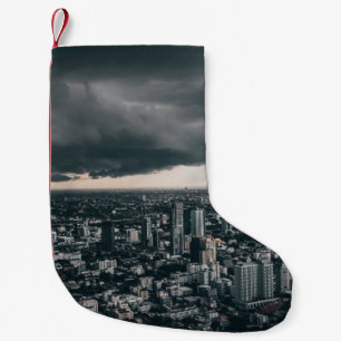 PETITE CHAUSSETTE DE NOËL NUAGE FONCÉ AU-DESSUS DES BÂTIMENTS DE LA VILLE