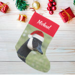 Petite Chaussette De Noël Oies du Canada portant le chapeau rouge du Père No<br><div class="desc">Pour les amoureux de la nature ! Décorez votre maison de vacances avec cette réserve de Noël personnalisée qui présente l'image fantasque d'une oie du Canada portant un chapeau de Père Noël rouge et un collier de baies sèches. Le dos du stockage est rouge. Personnalisez votre stockage en modifiant le...</div>