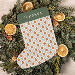Petite Chaussette De Noël Oranges peintes et Motif diamant de pin<br><div class="desc">Cet élégant meuble de Noël présente un motif d'oranges peintes et de pinèdes en forme de losange. Facile à personnaliser. Parfait si vous voulez que les agrumes cherchent Noël ! Idéal pour les bébés,  les enfants,  les ados ou les adultes !</div>