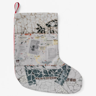 Petite Chaussette De Noël Papier d'imprimante blanc sur mur en béton blanc e
