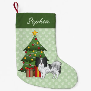 Petite Chaussette De Noël Papillon noir et blanc près d'un arbre de Noël