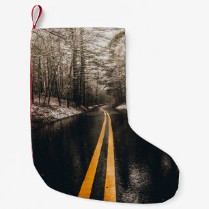 PETITE CHAUSSETTE DE NOËL PAYSAGE PHOTO DE ASPHALT ROAD LORS DE LA PLUIE