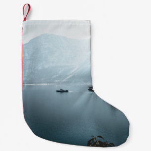 PETITE CHAUSSETTE DE NOËL PAYSAGE PHOTO DU CORPS D'EAU PRÈS DE LA MONTAGNE