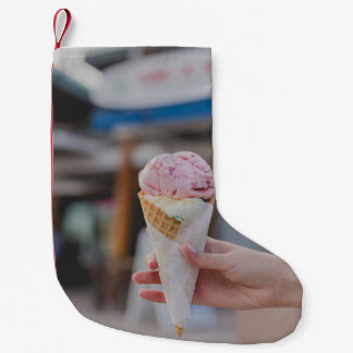 Petite Chaussette De Noël Personne tenant de la crème glacée à la fraise