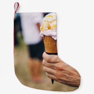 Petite Chaussette De Noël Personne tenant de la crème glacée sur le cône