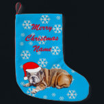Petite Chaussette De Noël Petit Bulldog avec Santa Hat<br><div class="desc">Un mignon chiot bulldog portant un chapeau santa sur un arrière - plan de flocons de neige. Personnalisez facilement cette carte en modifiant le texte modèle.</div>