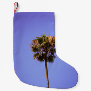 Petite Chaussette De Noël Photo au foyer faible de l'arbre vert