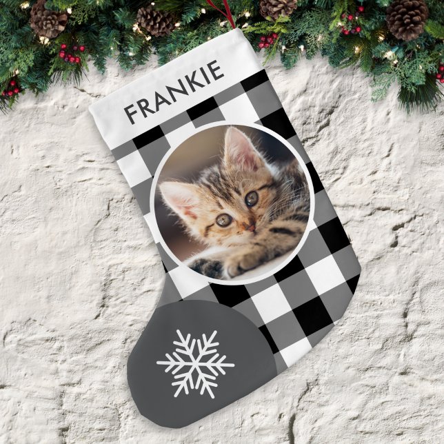 Petite Chaussette De Noël Photo personnalisée de Buffalo noir et blanc et no (A rustic Christmas stocking with custom cat photo and name, with black and white buffalo plaid)