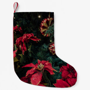 PETITE CHAUSSETTE DE NOËL PHOTOGRAPHIE SÉLECTIVE DU PLAN DE POINSETTIE ROUGE
