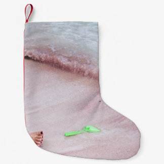 Petite Chaussette De Noël Pied de personne à côté de pelle verte en bord de 