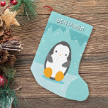 Petite Chaussette De Noël Pingouin mignon sur la glace Blue Winter Nom du de<br><div class="desc">Ce joli bas de Noël présente adorable manchot de dessin animé avec la neige tombant dans les couleurs pastel bleu turquoise. Faites des vacances amusantes accent à votre décor de Noël ou cadeau de charme pour les enfants et pour tous ceux qui aiment les pingouins et l'hiver. ・ Personnalisez-le avec...</div>